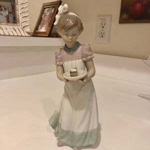 Llardo figurine girl with cake